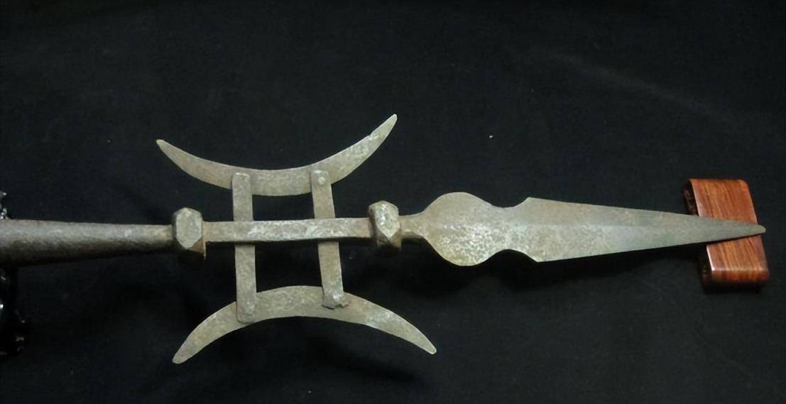 古代历史上两位使用方天画戟的人,一位遗臭万年,一位却名垂千古