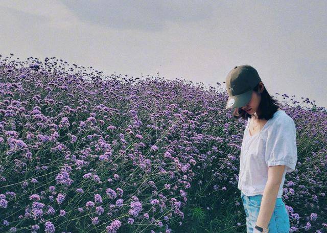 原创刘雯的休闲出游穿搭花海中尽享舒适惬意气质大方出众