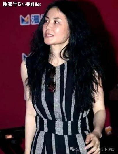 原创54岁王菲老到认不出穿一身黑瘦脱相素颜出镜与普通大妈无异