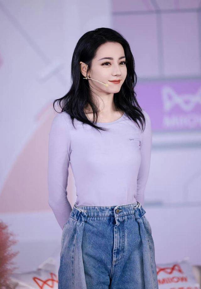 热巴的团队曾经在网络上发了一条微博,热巴也晒了一张自己的腹肌,但是