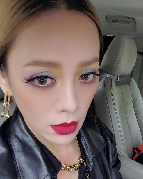 原创宁静参加节目却变身美妆博主不仅完美hold住奇葩色号空投妆更是