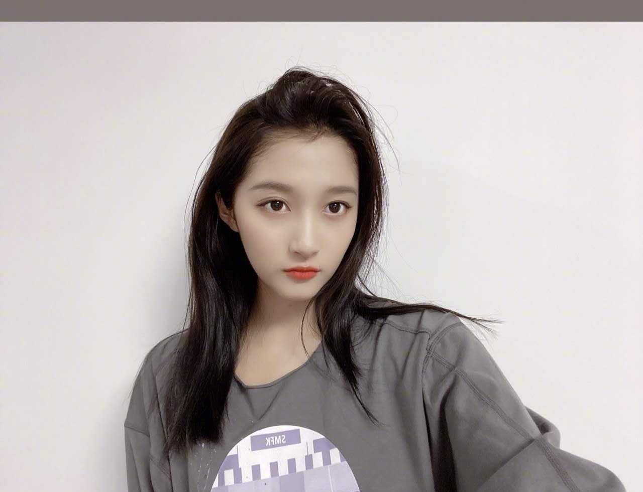 关晓彤又靠魔鬼身材出圈,时尚裤穿着都大,侧身照却显得没脖子_照片