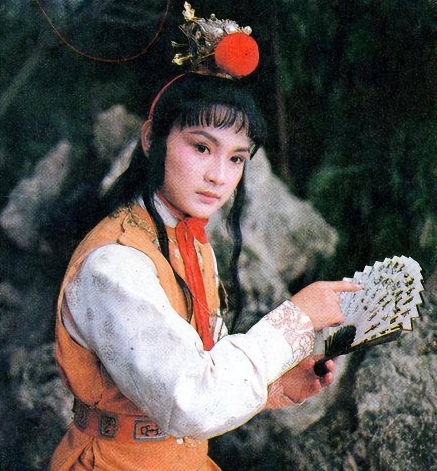 箭袖,马面裙,霞帔等服化道细节,网友:87版红楼梦是天花板