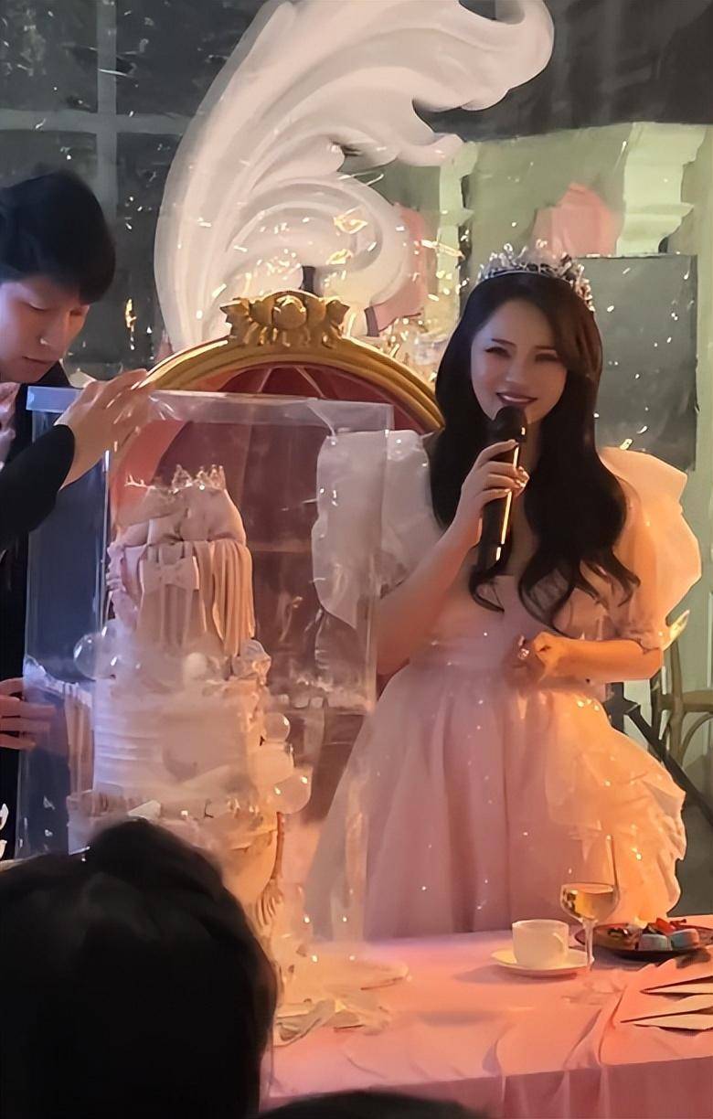 伊能静办庆生派对,穿粉色泡泡裙戴皇冠,打扮像公主引热议_秦昊_生日