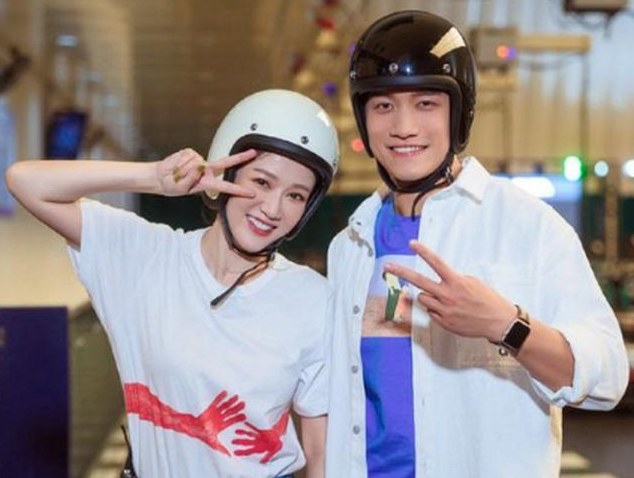 原创陈乔恩为小9岁男友庆生大方搂抱任由好友拍照举酒杯作风豪迈