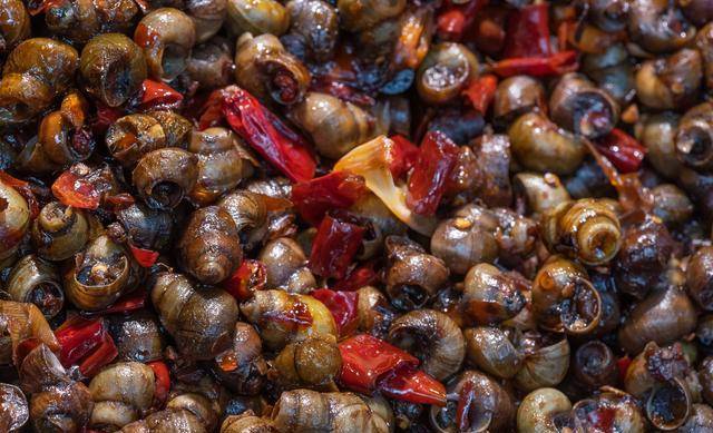 选用新鲜的田螺,去掉尾巴,用清水养一段时间,加入几滴香油和铁质物