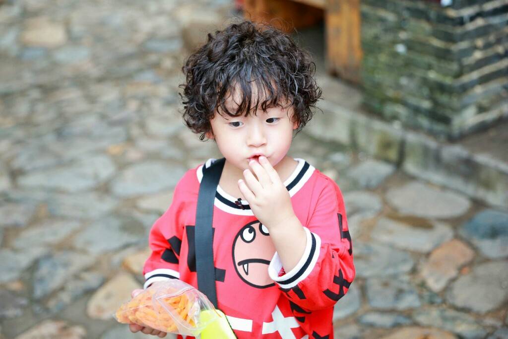 邹市明儿子轩轩近照曝光,长相变化非常大,10岁已进入地方队_冉莹颖