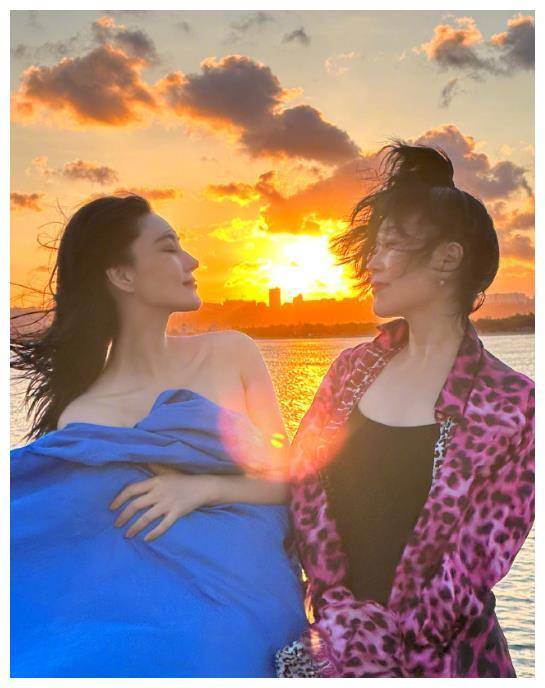 张馨予携57岁母陪滑雪,穿4000元滑雪服摆拍,遭讥像大青蛙.