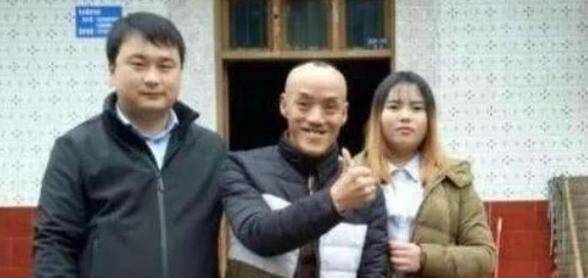 原创真人光头强52岁娶小20岁妻子摩的换奥迪热度退却现状辛酸