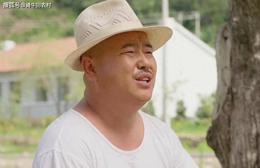 于是赵明远代替了师傅王小利出演了刘能,迈着小碎步,说话磕巴,和