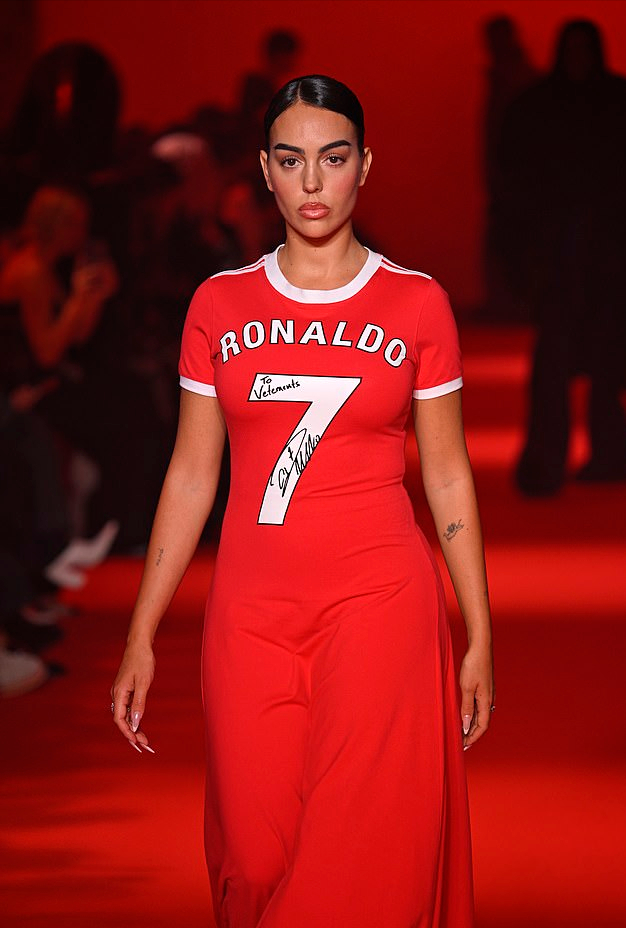 原创c罗女友去巴黎时装周走秀了穿7号红裙致敬c罗绝美身材啊