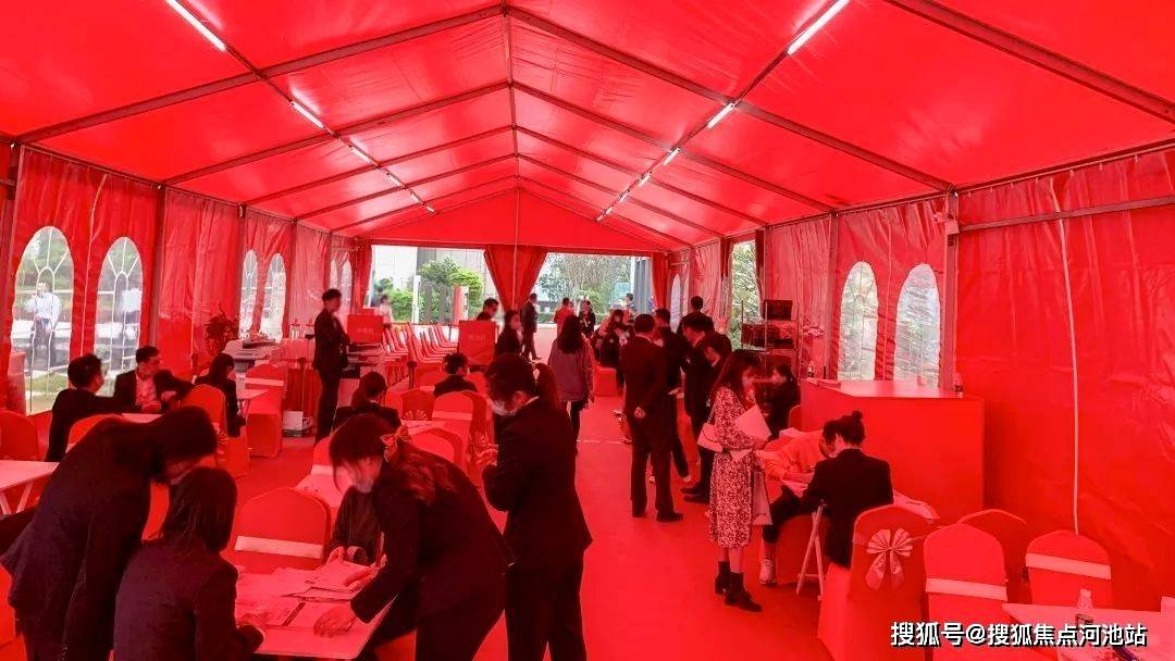 现场提前进行了一番别出心裁的布置,恢弘气派主入口,沿路铺就的红毯