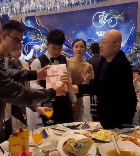 辛巴合伙人伽柏参加婚礼,送2沓现金红包似板砖,被曝已随礼100万_视频