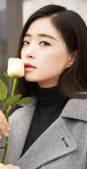 蒋欣将陈妍希未婚先孕一事给捅了出来吓得陈妍希急忙坐直身体连连否认