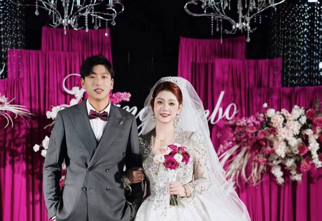 梁文博举行大婚,新娘是排球名将,被誉为女排"第一美女"_王佳_中国