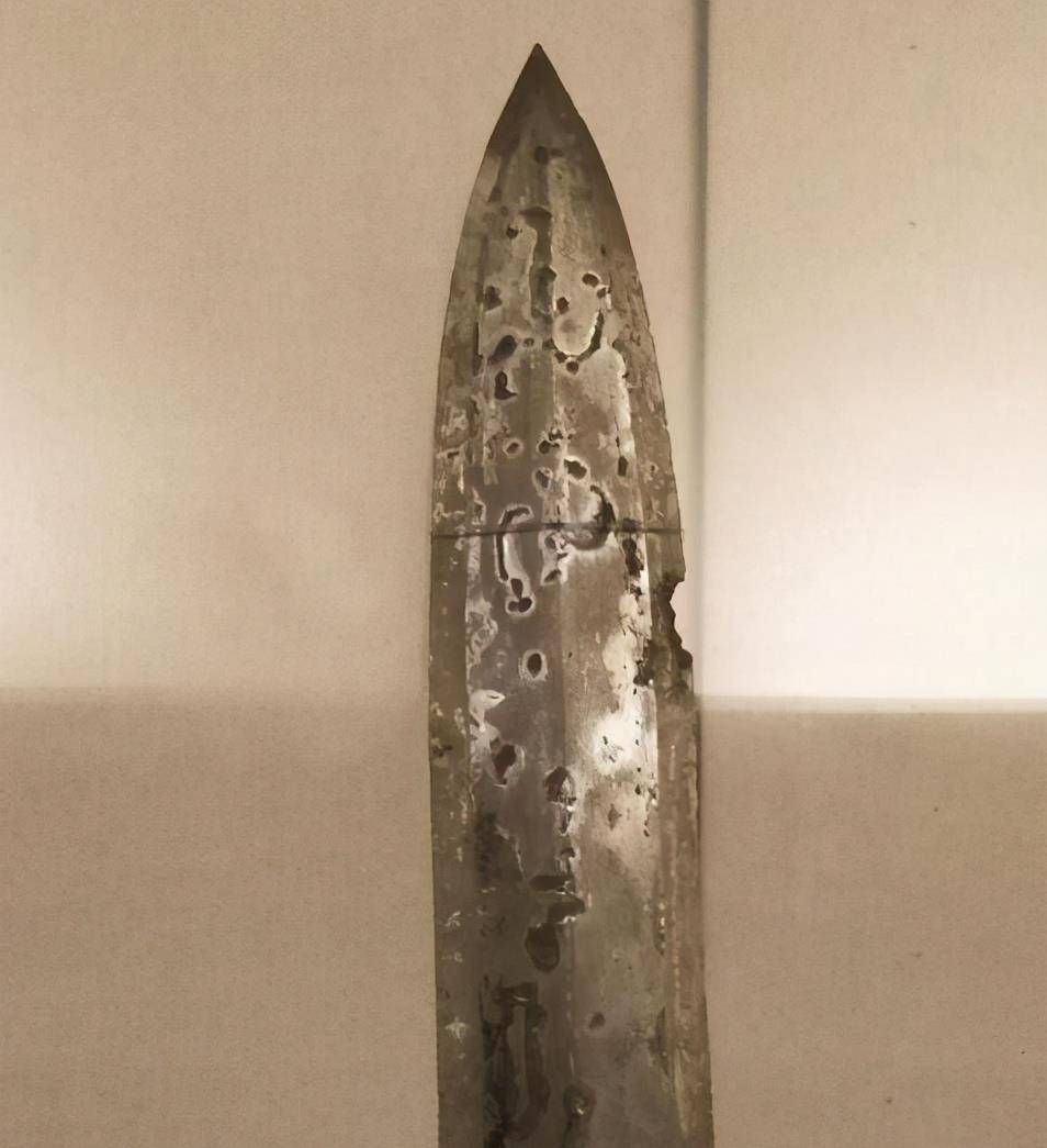国宝吴王阖闾剑刚出土时寒芒逼人,遭村民哄抢折断成六段,太可惜_文物