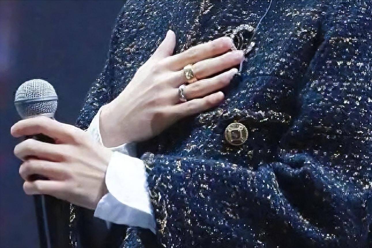 该手的纹路和指甲的形状则是和王一博极其相似.