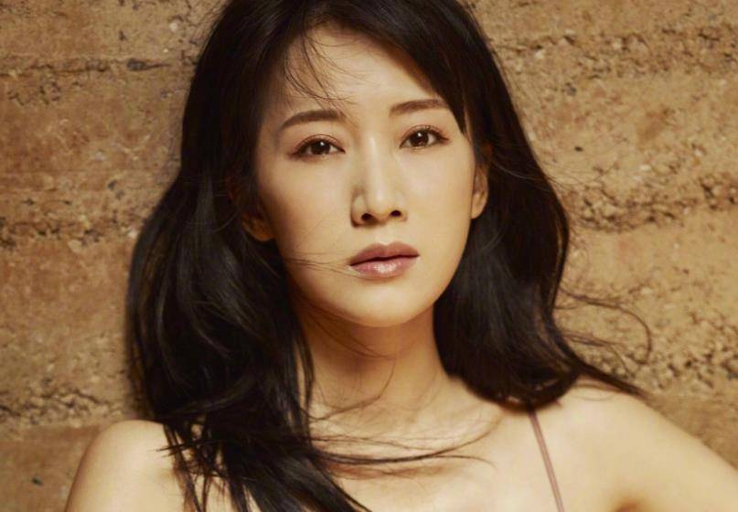 她是雷佳音的同班同学,却一直"被豪门",如今凭借实力再次爆红_李念