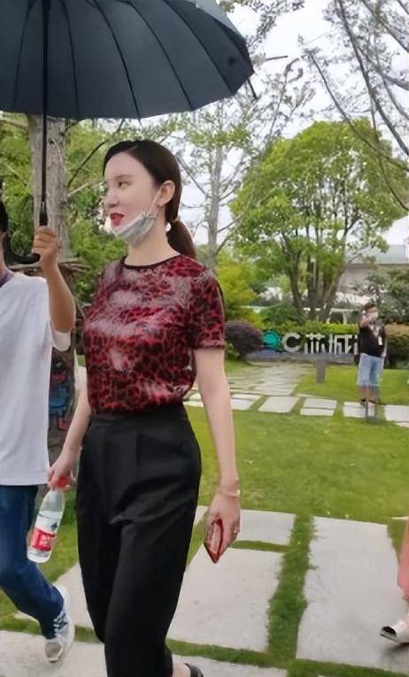 "总裁夫人"张萌:公司市值13亿,坐拥上亿别墅,吊灯能买一套房_网友