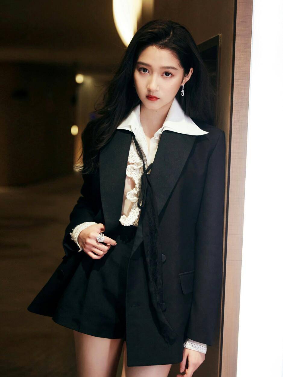 原创这三位都是甜妹的脸配御姐的腿腿比脸抢镜的类型吧