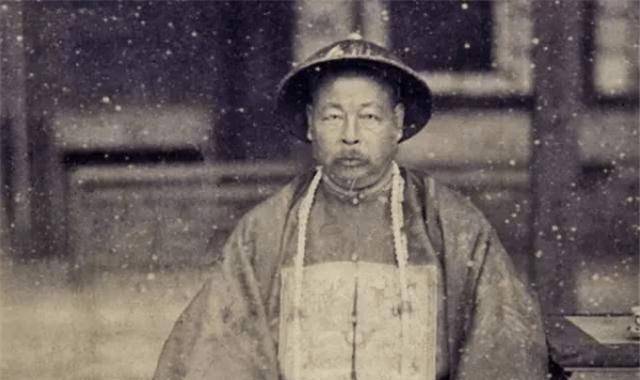 易中天:本以为母亲是乡下姑娘,没想到真实身份是总理府的大小姐