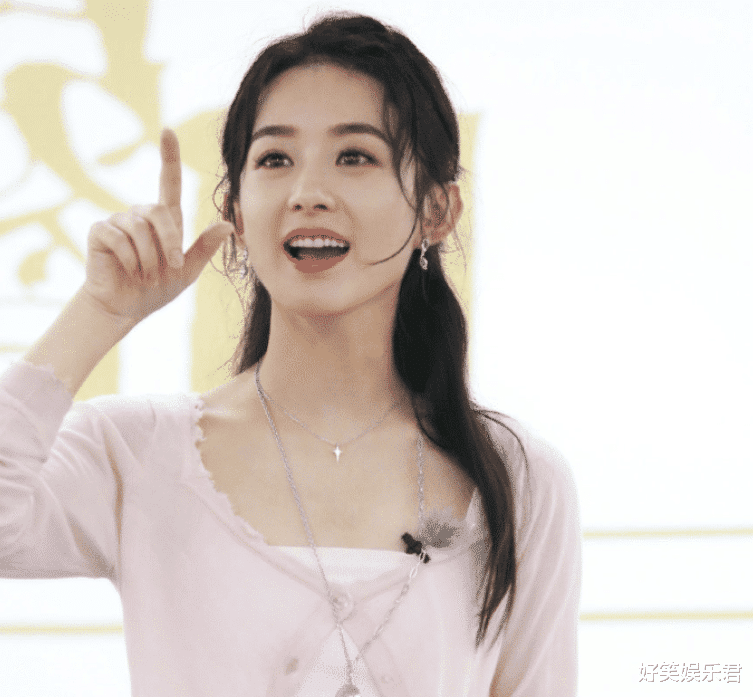 原创赵丽颖分手后首出镜无美颜下皮肤细腻随后却遭质疑是照骗