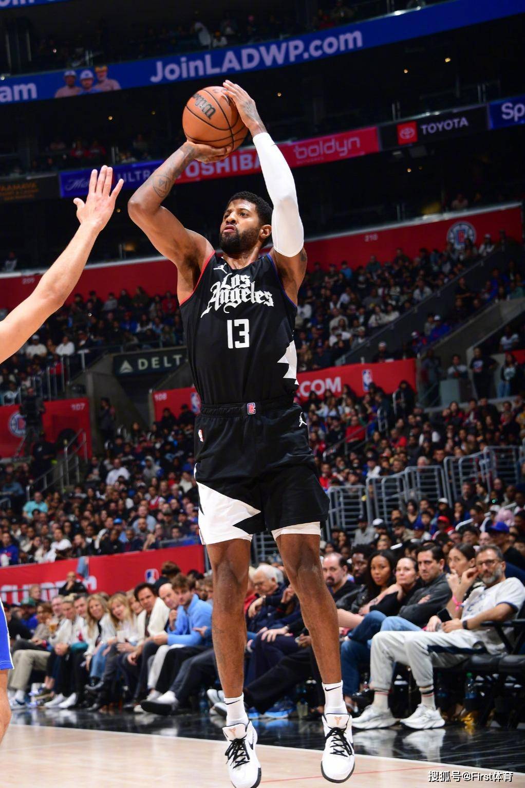 哈登打爆奇才迎里程碑!威少左手骨折!库兹马32 7_比赛_快船队_乔治