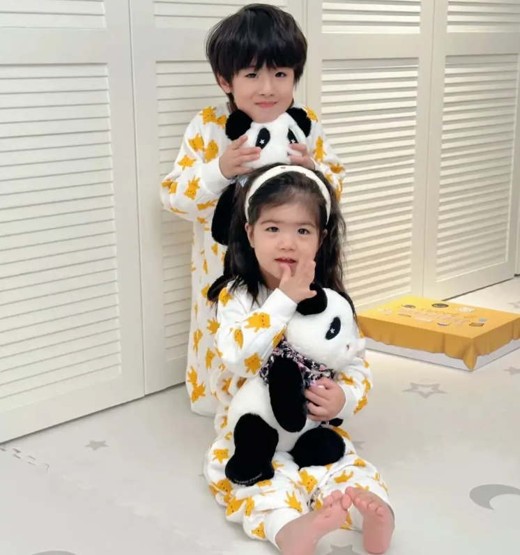 麦迪娜晒俩娃萌照,4岁丹尼尔带妹妹一脸宠溺,颜值超越父亲姜潮_家庭