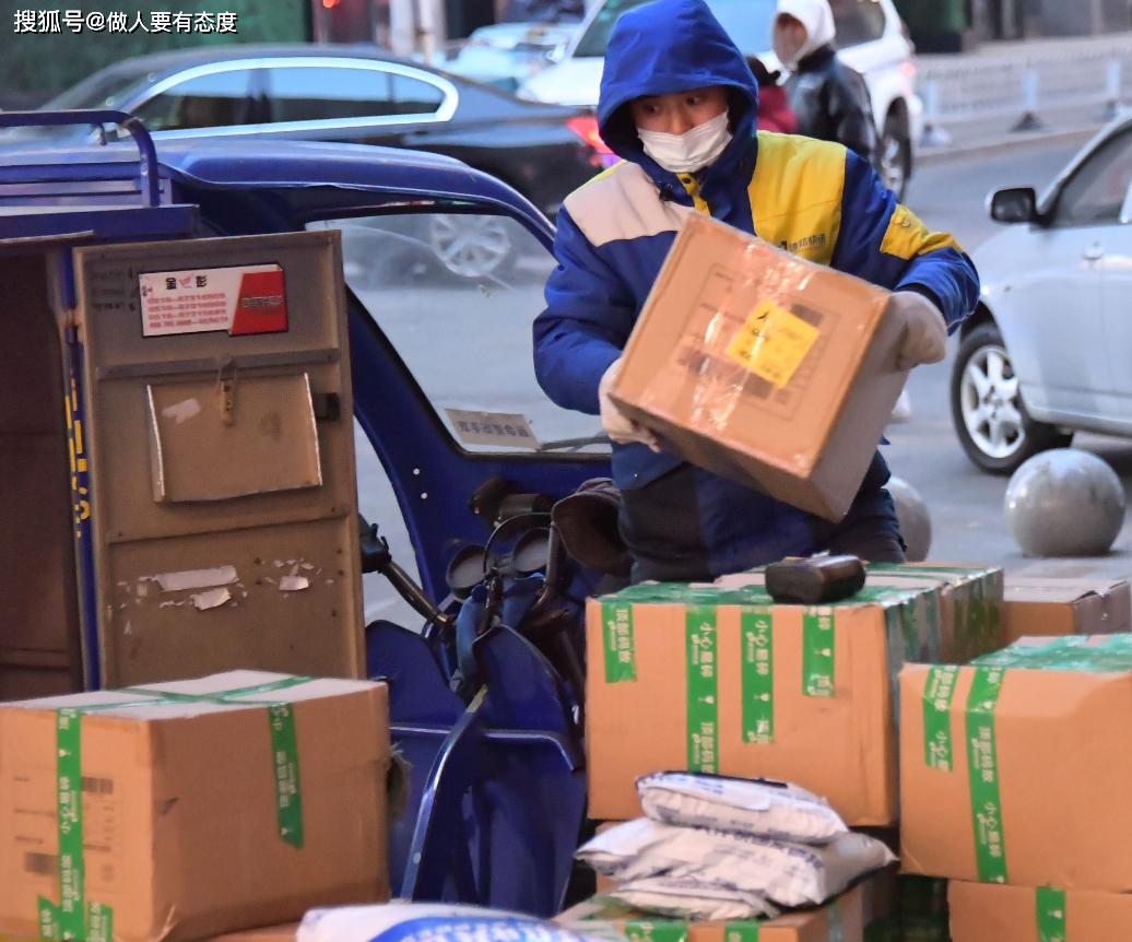 快递新规实施现状!不少快递依然我行我素,送货上门?还是别想了_消费者