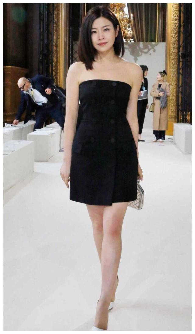 陈妍希抹胸裙亮相,夫妇同框如王后,陈晓小跟班状似仍不减娇.