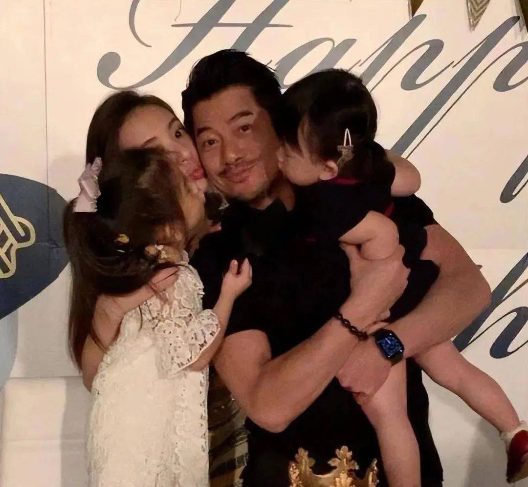 原创57岁郭富城与小4岁岳母罕见合影俩人状态一个像时尚小伙一个似