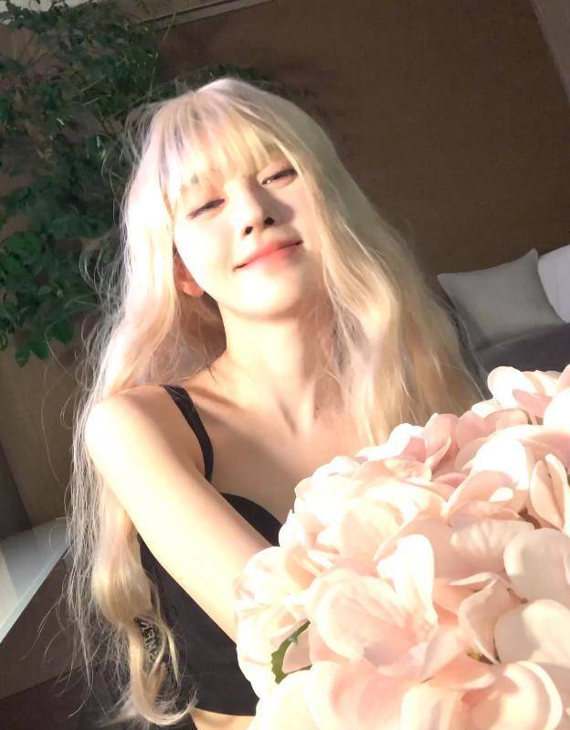 原创鞠婧祎晒美照美颜过重被指像网红脸网友又换脸