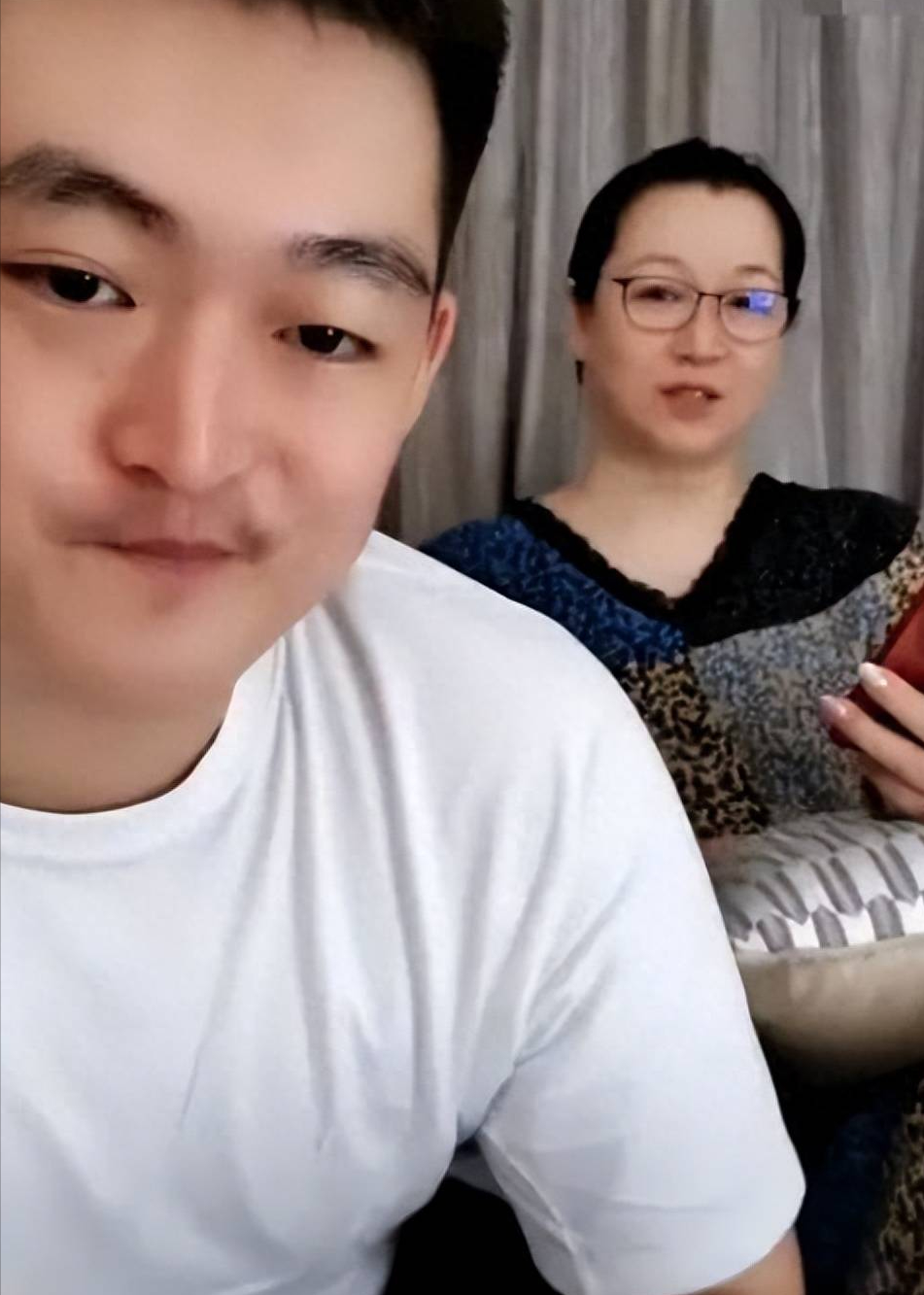 原创赵本山儿子我银行的利息都花不完还敢批评我你们就是仇富