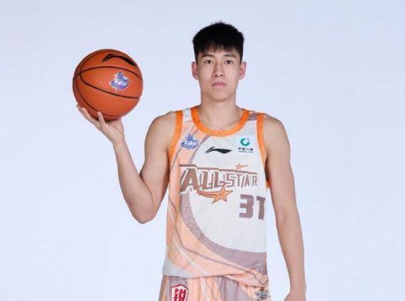 帮助星锐一年级抢得先机但是清华大学的中锋杨曦皓命中三分球回应