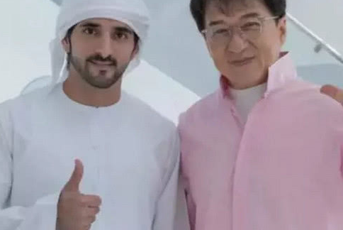 哈曼达非常着迷中国的武打电影,在成龙去迪拜拍摄的时候,哈曼达甘心把