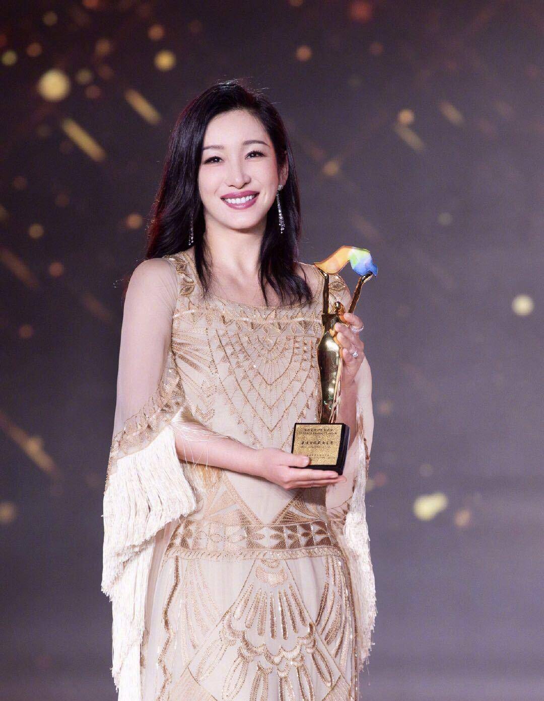 秦海璐:配角也能演出主角光芒,曾被嫌弃丑,照片被扔垃圾桶_影后_电影