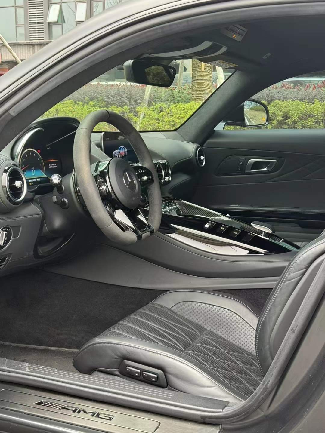 内饰部分,以赛车风格气息浓厚的纯黑色饰件装饰,amg高性能方向盘,采用