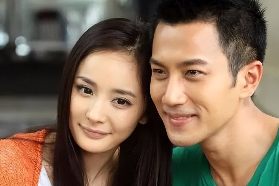 月月见前妻年年传复合,离婚近2年了,黄晓明还是"败"给了baby_杨颖