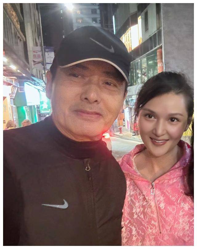 周润发被粉丝偶遇 合影大方让c位 感动之举 合影留念,亲自拍照_生活