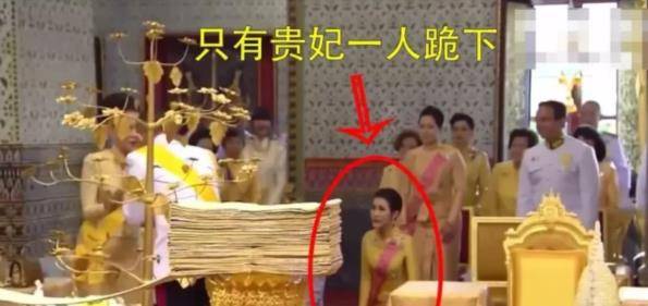 不过跪拜礼一直都是泰国王室的传统礼仪,诗妮娜毕竟是贵妃而且刚册封