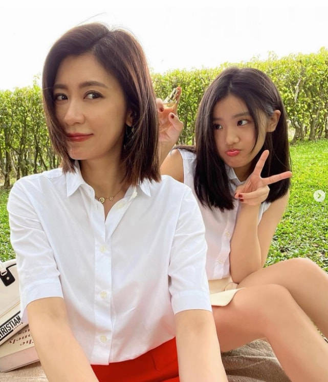 贾静雯晒与大女儿合照,16岁梧桐妹长成美少女,母女同框似姐妹花