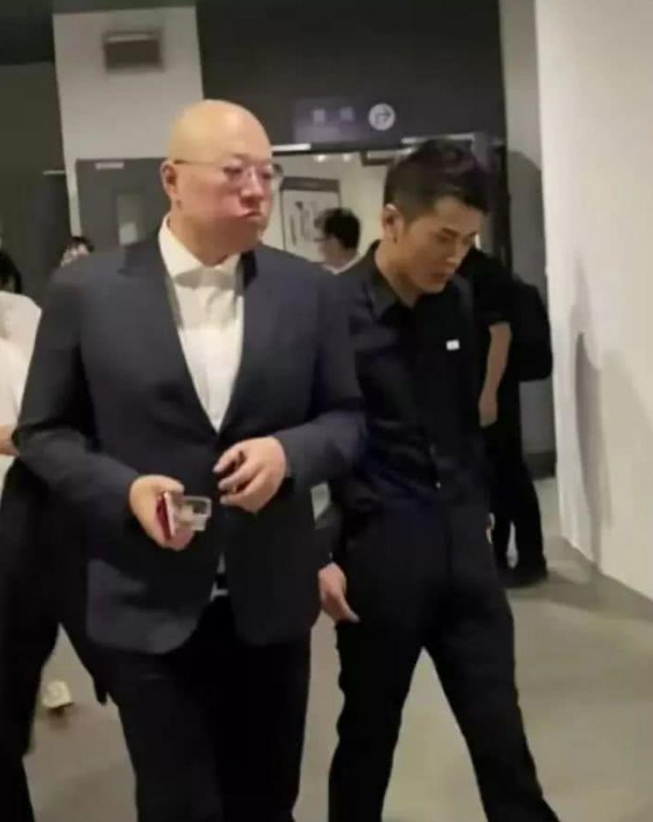 辛巴合伙人伽柏参加婚礼,送2沓现金红包似板砖,被曝已随礼100万_视频