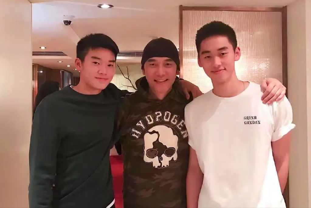 林依轮儿子林子濠毕业,与女友拥抱庆祝,两子均学习恋爱两不误