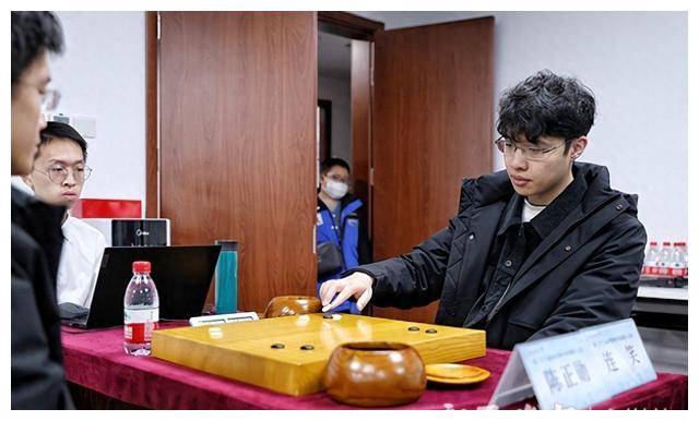 本届同里杯围棋天元赛由新民晚报社,中国围棋协会和吴江同里镇人民