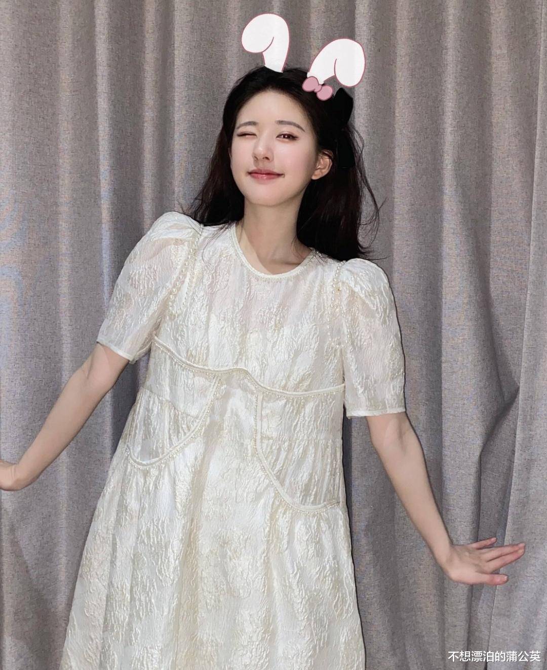 赵露思懒理绯闻恋情,晒游客照疑暗示单身,后期把她p成1米8,又瘦又高