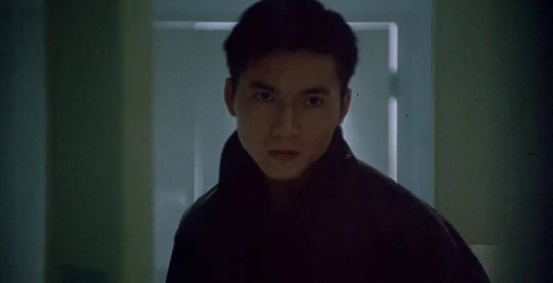 最后李连杰为爱 挡子弹的画面,致命一击既帅气又引人感动.