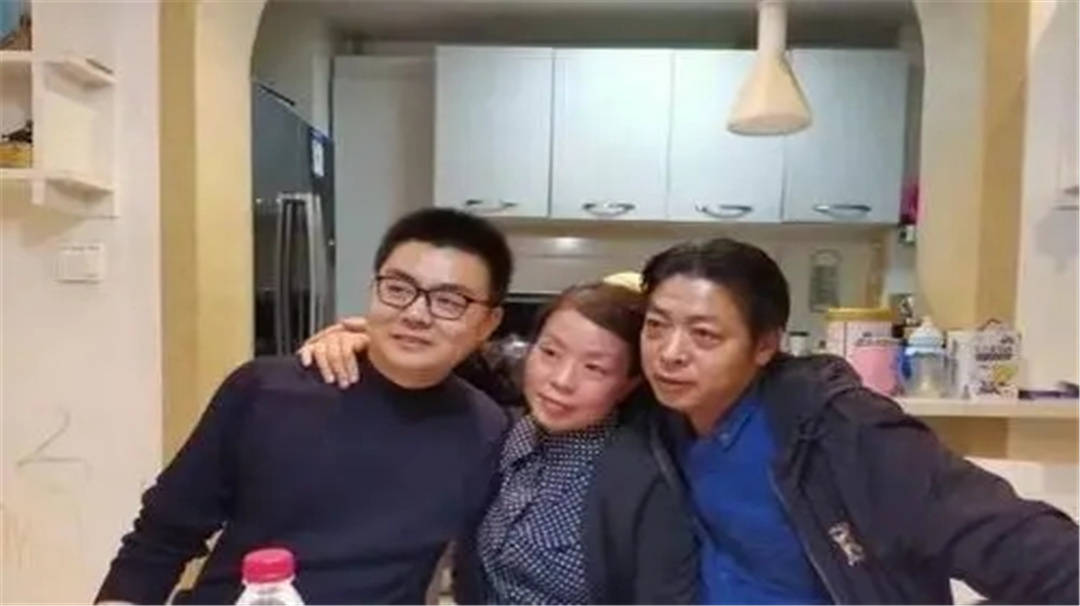 郭威早年照片曝光,灰头土脸,过得好不好,一看照片就知道了!