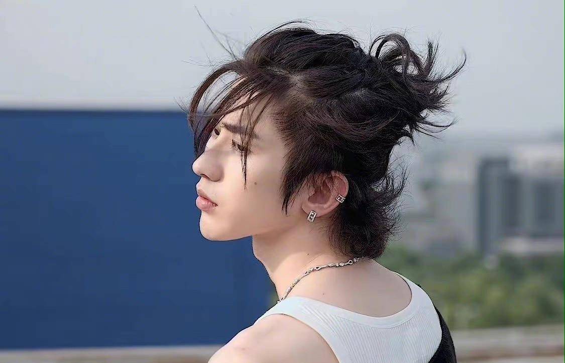 原创蔡徐坤再次硬汉照回应扫娘风暴官方出手整治娱乐圈初见成效