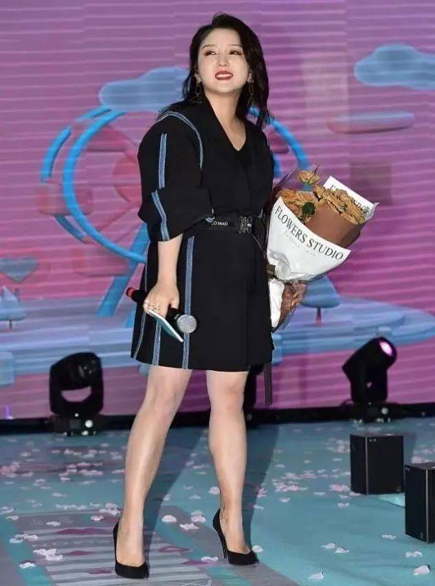 原创何洁走机场美回20岁去录新节目心情好穿卫衣玩下衣失踪秀竹竿腿越