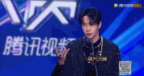 王一博爱上经纪人?两人多个同款被扒,女方已经40多岁._项链_肖战_网友